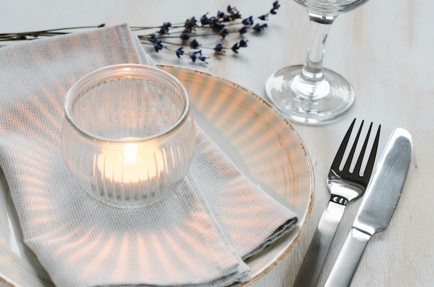 Ajuste de la mesa festiva con velas y lavanda.