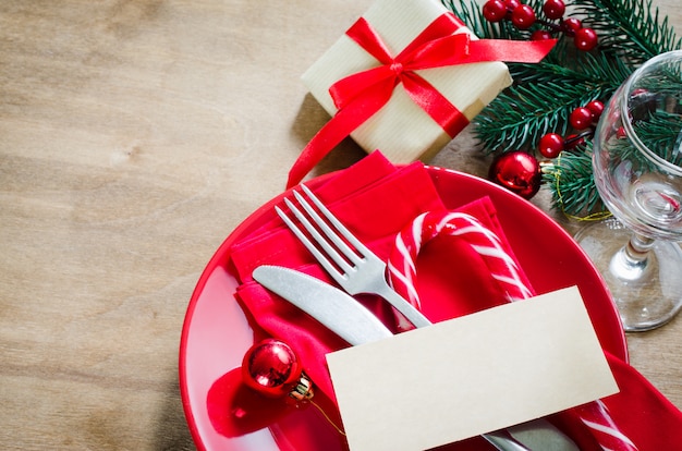 Foto ajuste de la mesa festiva para la víspera de navidad.