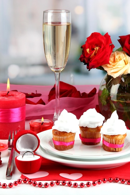 Ajuste de la mesa en honor al día de San Valentín en el fondo de la habitación