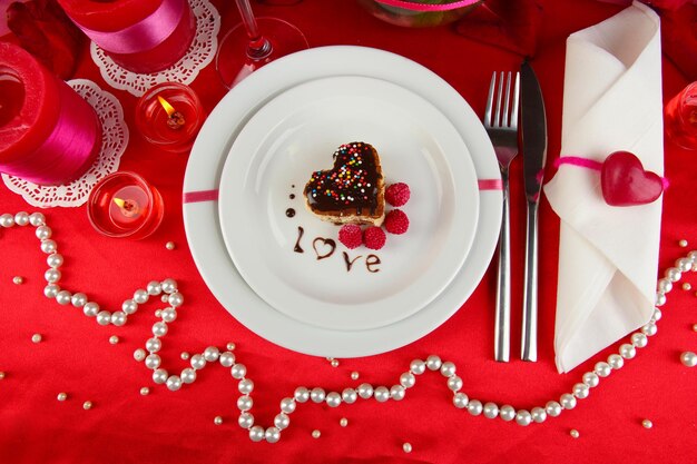 Ajuste de la mesa en honor al primer plano del día de San Valentín