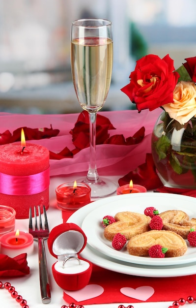 Foto ajuste de la mesa en honor del día de san valentín en el fondo de la habitación