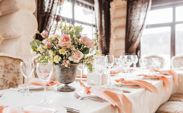 Ajuste de la mesa de lujo para cenar en un restaurante en colores pastel cerrar mesa de fiesta de bodas para banquete