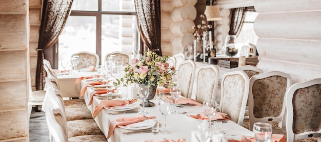 Ajuste de la mesa de lujo para cenar en un restaurante en colores pastel cerrar mesa de fiesta de bodas para banquete