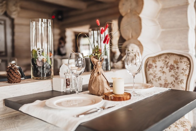 Ajuste de mesa de lujo para parejas cenando en un restaurante en colores pastel de cerca