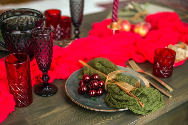 Ajuste de la mesa de madera de Navidad con estilo rojo