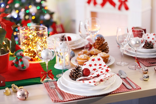 Ajuste de la mesa de Navidad con adornos navideños