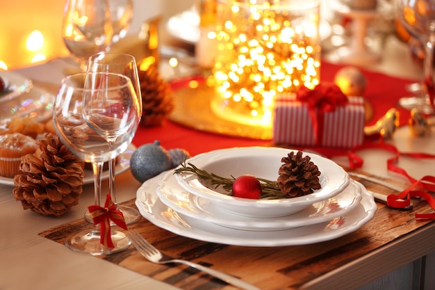 Ajuste de la mesa de Navidad con adornos navideños