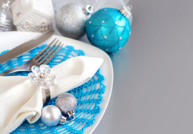 Ajuste de la mesa de Navidad azul turquesa y plata de cerca