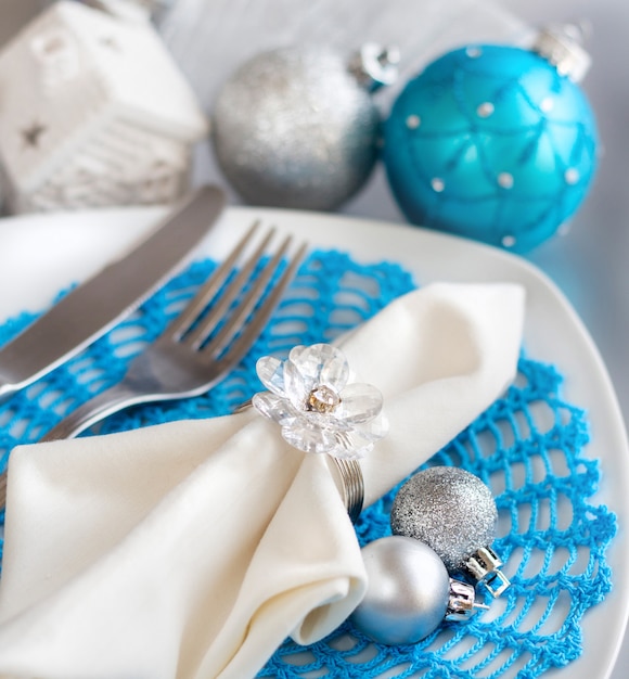 Ajuste de la mesa de Navidad azul turquesa y plata de cerca