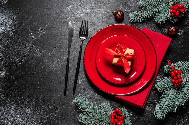 Ajuste de la mesa de Navidad con cubiertos y platos