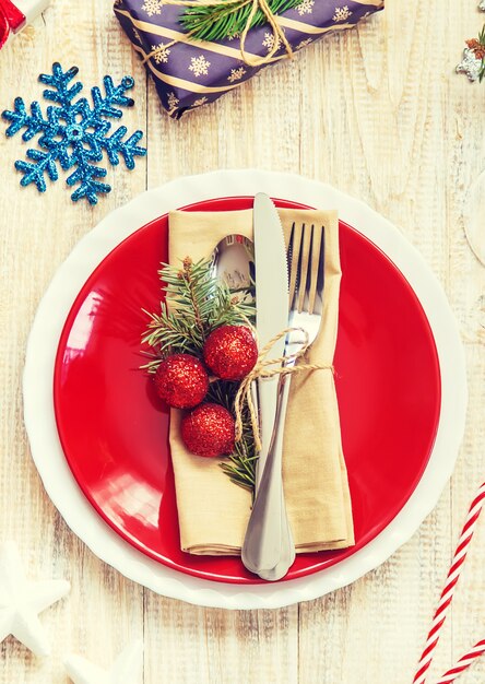 Ajuste de la mesa de Navidad festiva