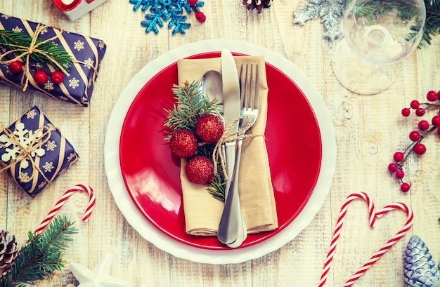 Ajuste de la mesa de Navidad festiva