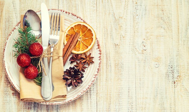 Ajuste de la mesa de Navidad festiva