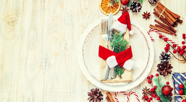 Ajuste de la mesa de Navidad festiva