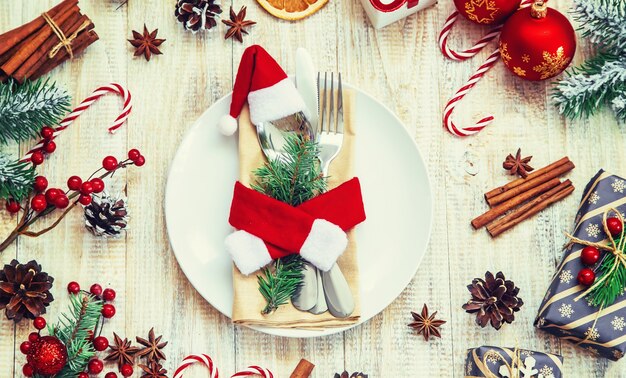 Ajuste de la mesa de Navidad festiva