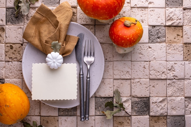 Ajuste de la mesa de otoño o acción de gracias