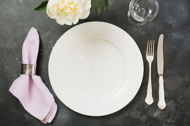 Ajuste de la mesa con peonía blanca en mesa negro