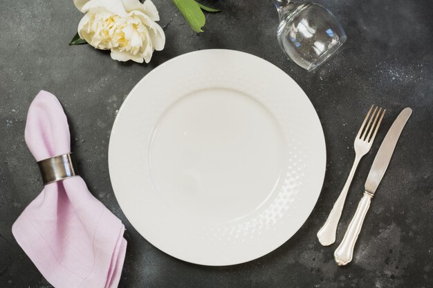 Ajuste de la mesa con peonía blanca en mesa negro