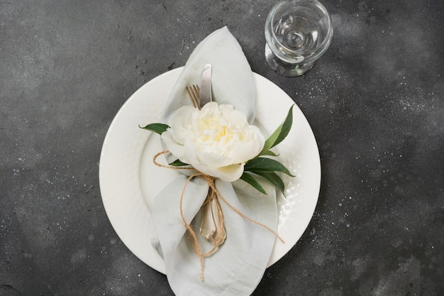 Ajuste de la mesa con peonía blanca en mesa negro