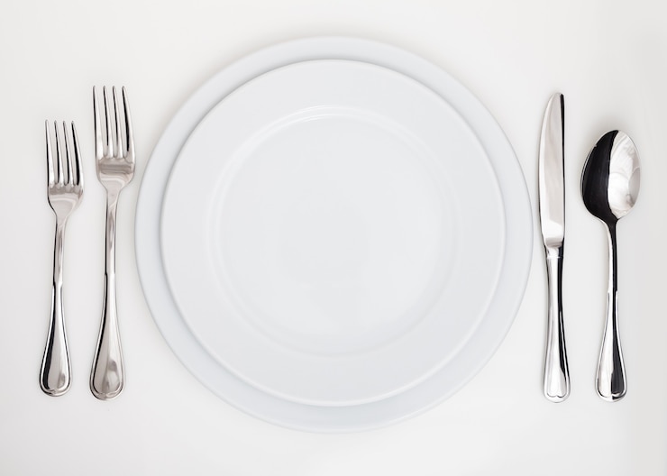 Foto ajuste de la mesa con plato, tenedores, cuchillo y cuchara