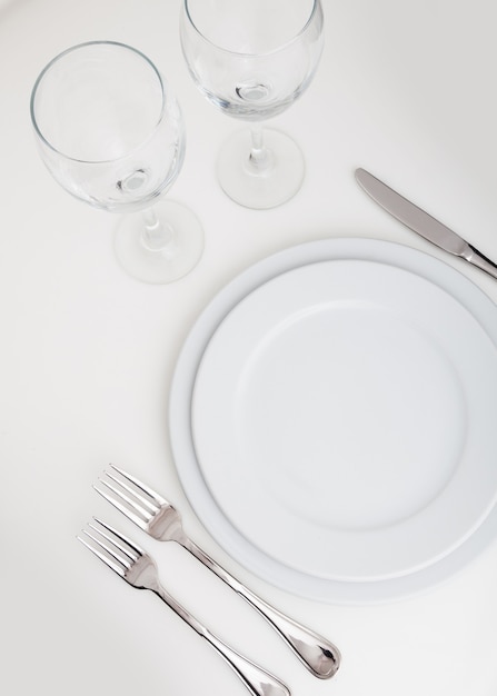 Ajuste de la mesa con plato, tenedores, cuchillo y vasos