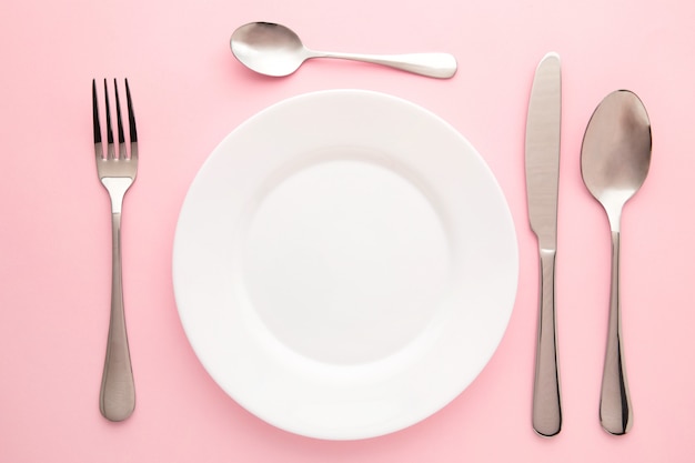 Ajuste de la mesa con platos blancos y cubiertos