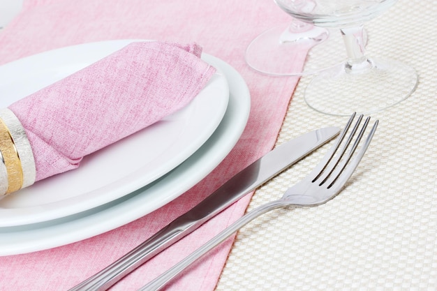 Ajuste de la mesa con platos de cuchillo tenedor y servilleta