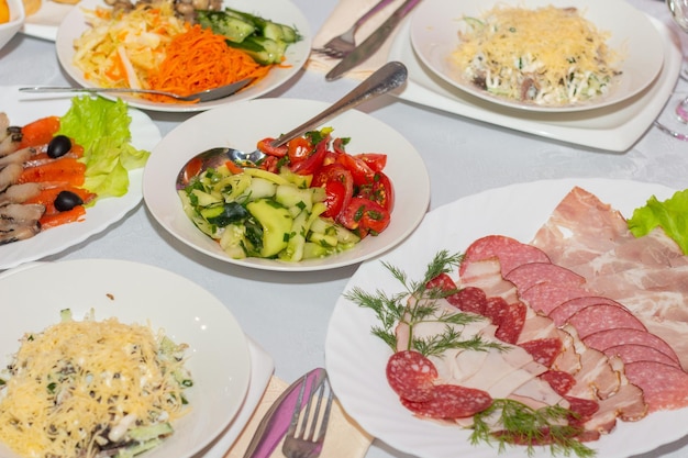 Foto ajuste de la mesa en los platos del restaurante en la mesa