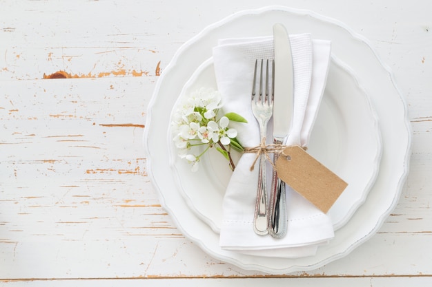 Ajuste de la mesa de primavera con flores blancas