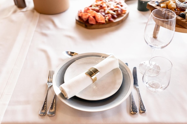 Ajuste de la mesa en un restaurante en una fiesta de cumpleaños una boda un plato