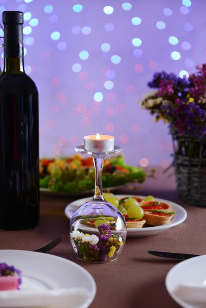 Ajuste de la mesa en el restaurante