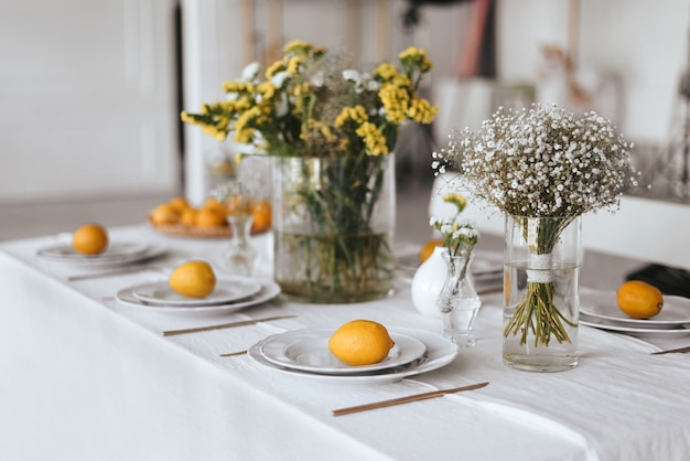 Ajuste de la mesa en tonos blancos y amarillos.