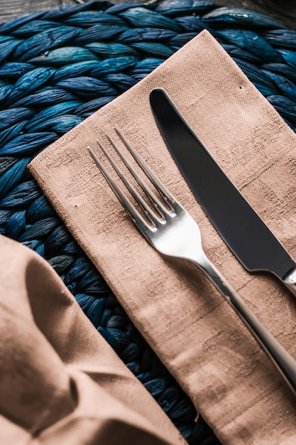 Ajuste de la mesa de vacaciones con servilleta beige y cubiertos de plata, accesorios de estilo de comida, juego vintage para la fiesta de la fecha del evento de la boda o el diseño de la marca de decoración del hogar de lujo