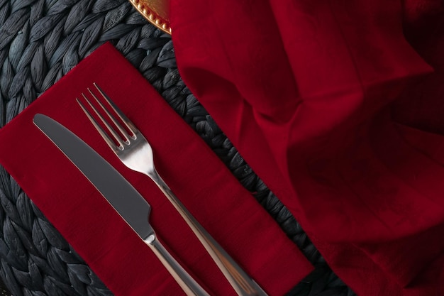 Ajuste de la mesa de vacaciones con servilleta roja y cubiertos de plata, accesorios de estilo de comida, juego vintage para la fiesta de la fecha del evento de la boda o el diseño de la marca de decoración del hogar de lujo