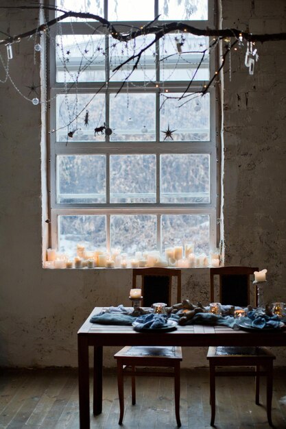 Ajuste de la mesa con velas y tejido azul.