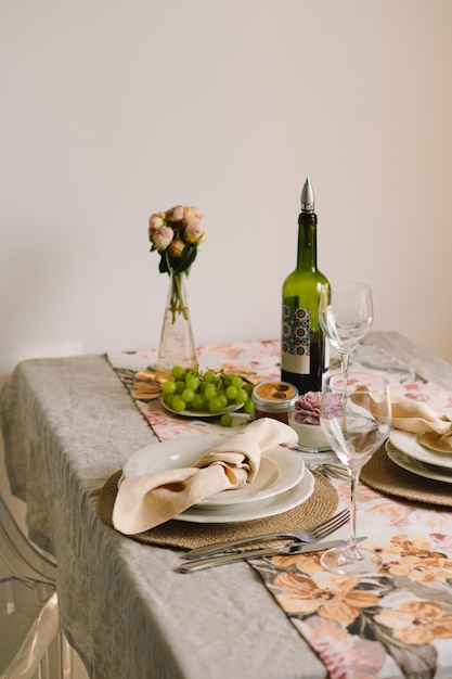 Ajuste de la mesa vintage con servilletas de lino y decoraciones florales Cerrar Acogedora comida tranquila por la mañana bajo el sol