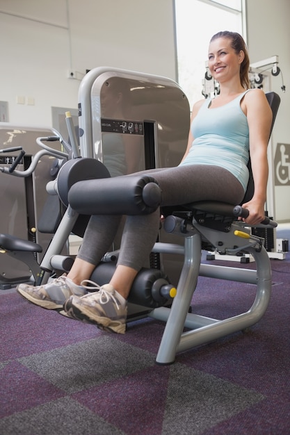 Ajuste morena usando la máquina de pesas para las piernas