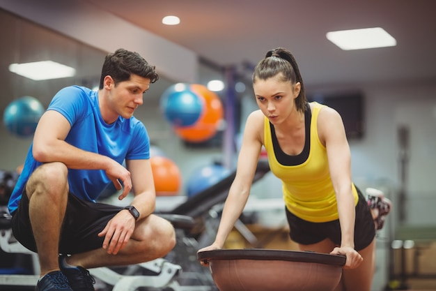 Ajuste mujer trabajando con entrenador