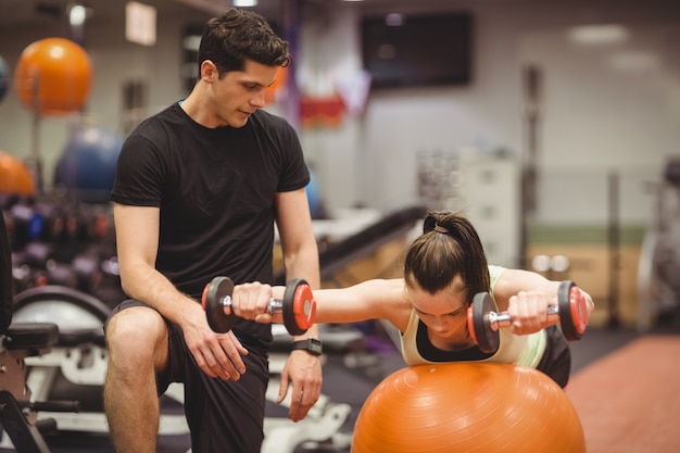 Ajuste mujer trabajando con entrenador