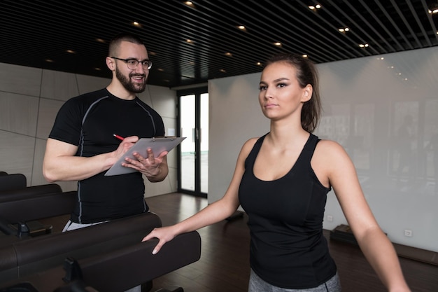 Ajuste pareja entrenando juntos aeróbic andador elíptico