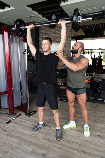 Foto ajuste pareja juntos entrenamiento hombros con pesas