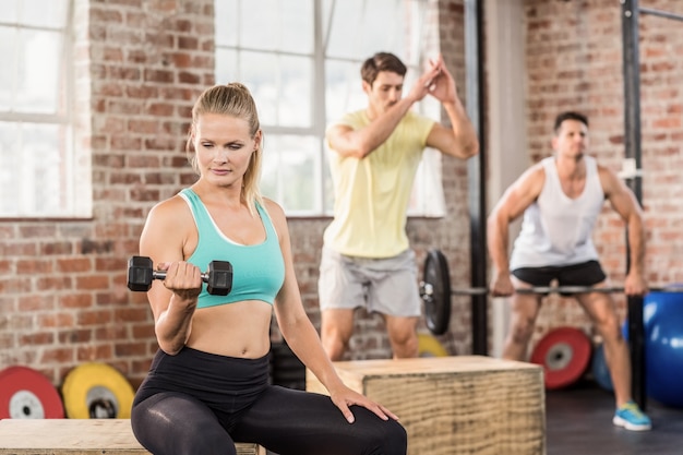 Ajuste personas trabajando en el gimnasio