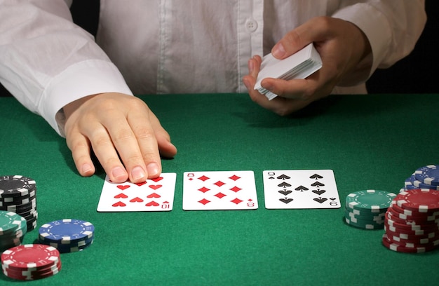 Ajuste de póquer en mesa verde