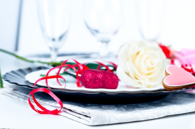 Foto ajuste romántico de la mesa con rosas rosadas