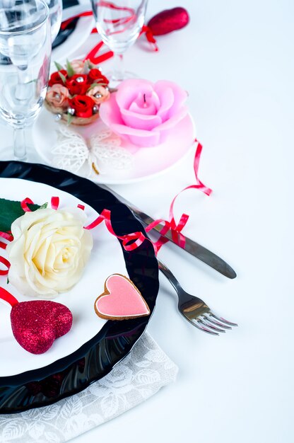 Ajuste romántico de la mesa con rosas rosadas