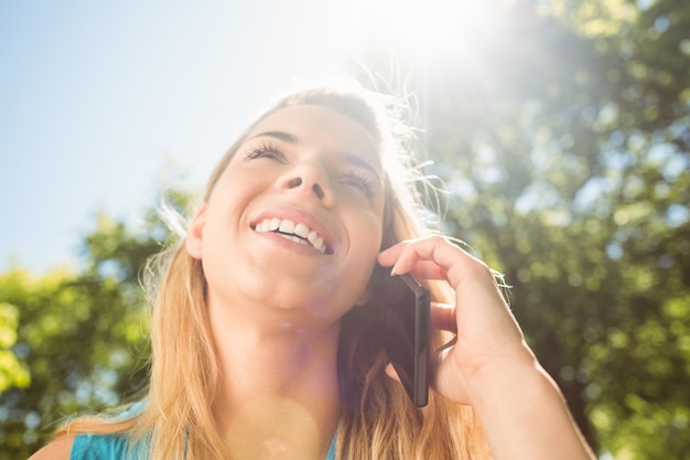 Ajuste rubia hablando en su teléfono inteligente