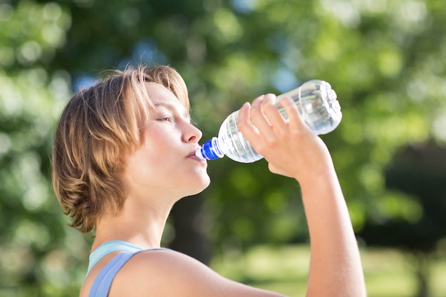 Ajuste rubia en el parque de agua potable en un día soleado