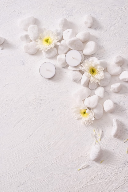 Ajuste de spa con flor blanca, vela en mesa de piedra