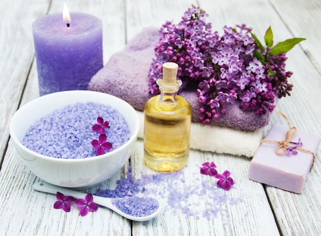 Ajuste de spa con flores de color lila