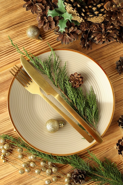 Ajuste de la tabla de año nuevo en la mesa de madera.